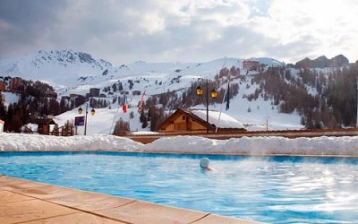 acceso libre a la piscina del hotel (temperada a 30º C)