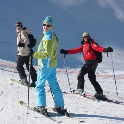Esquiar juntos durante el día